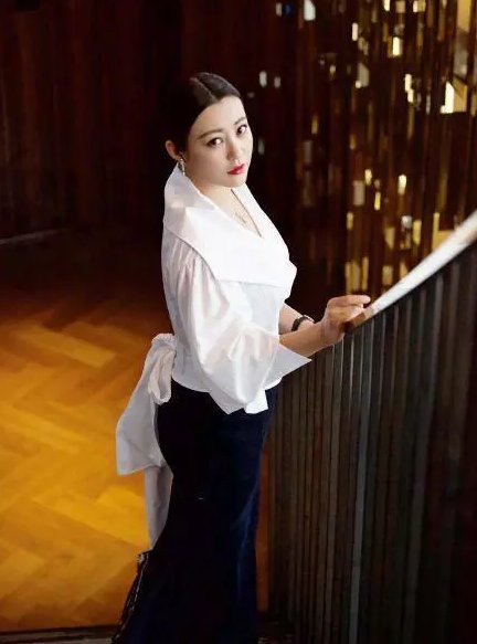 39岁郝蕾和41岁马伊琍出席电影节典礼，网友:臃肿与优雅的差别!