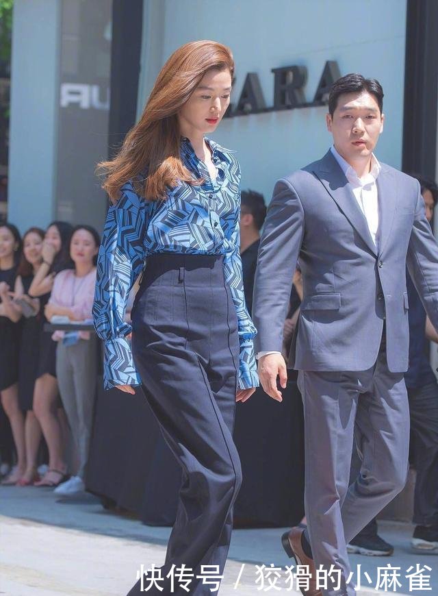 全智贤太拼了, 为了显腿长被勒出“三角区”, 网友: 不难受吗?