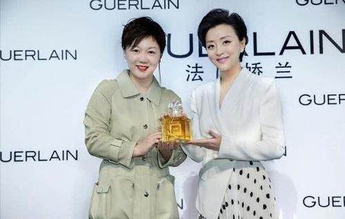  【女人】名嘴杨澜穿西装亮相，实力证明女人也能穿西服，越老越有气质