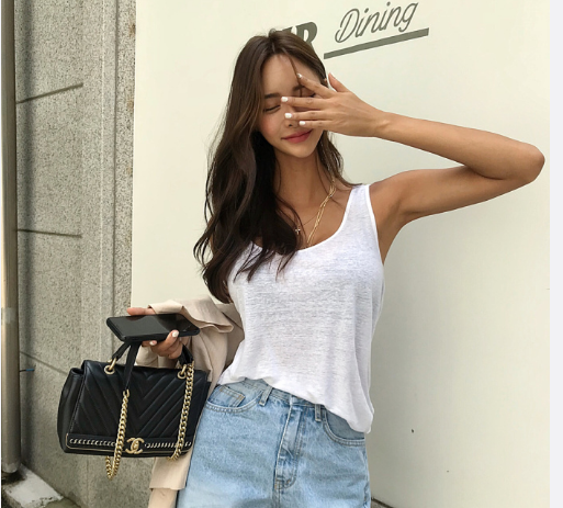 街拍：苗条白皙小鸟依人的小姐姐，穿着热情性感清纯无暇妩媚迷人