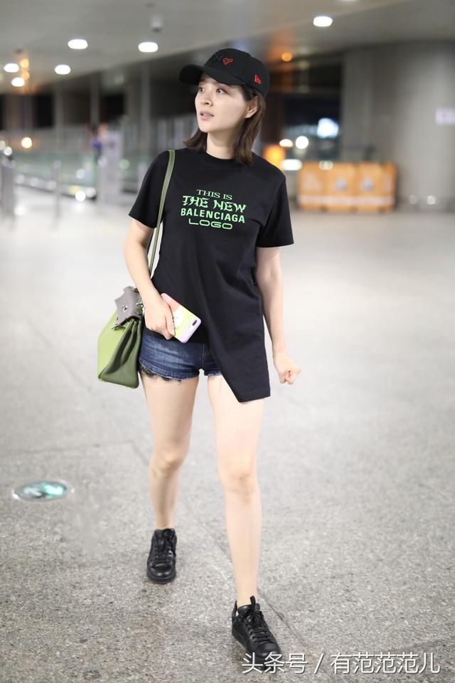 邓莎的短裤又短又紧也要硬塞，安全裤都挤出来了，网友:不尴尬吗