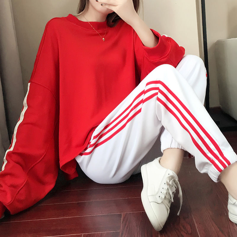 当下火的不得了的“卫衣套装”，穿着显嫩又时髦，中秋穿正好