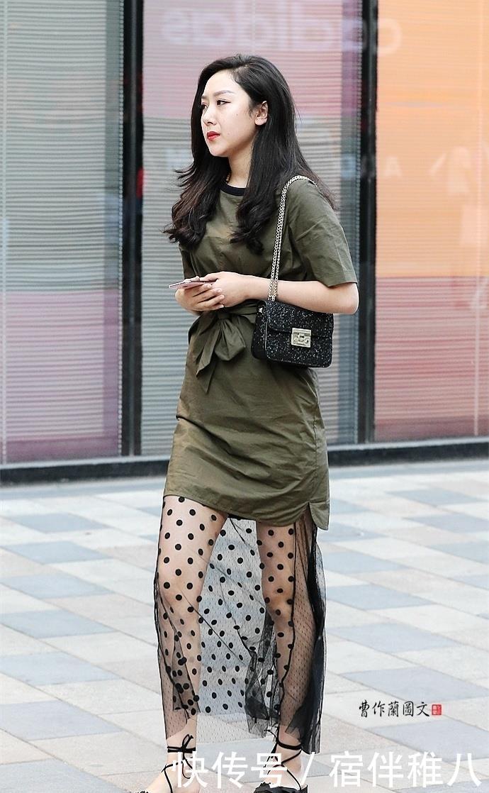 「乍暖还寒」街拍:乍暖还寒,美女爱叠穿