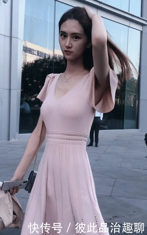 美女|美女一身小粉裙,秀发飘逸很是清新!