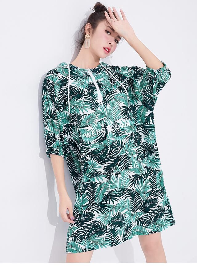 穿着欧美款短袖蕾丝显瘦连衣裙，气质不同凡响