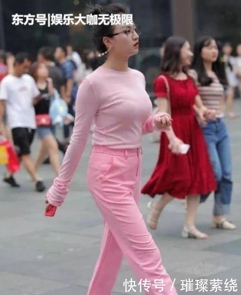  『风采』街拍：丹唇外朗的美女，一条浅蓝色连衣裙外搭白色外套，风采迷人