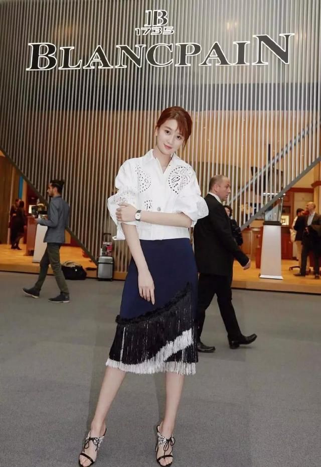 乔欣总算开窍了，秀美腿比超模还厉害！网友：总算记住你的名字了