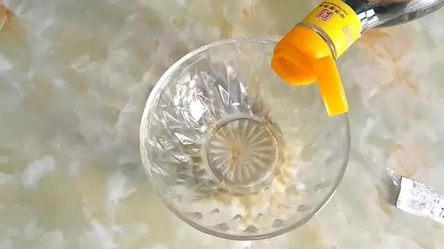 蜂蜜加开塞露小办法，肌肤白白皙净，脸下水水嫩嫩！太实用了