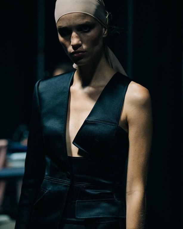 纽约时装周：张钧甯意外秀水蛇腰 景甜、孟美岐、何穗坐第一排