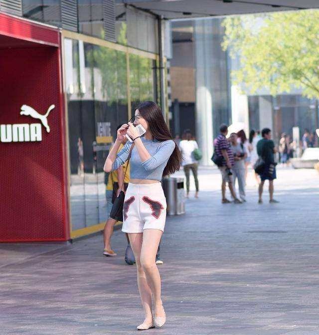 街拍美女，时尚漂亮，苗条身材一览无遗！