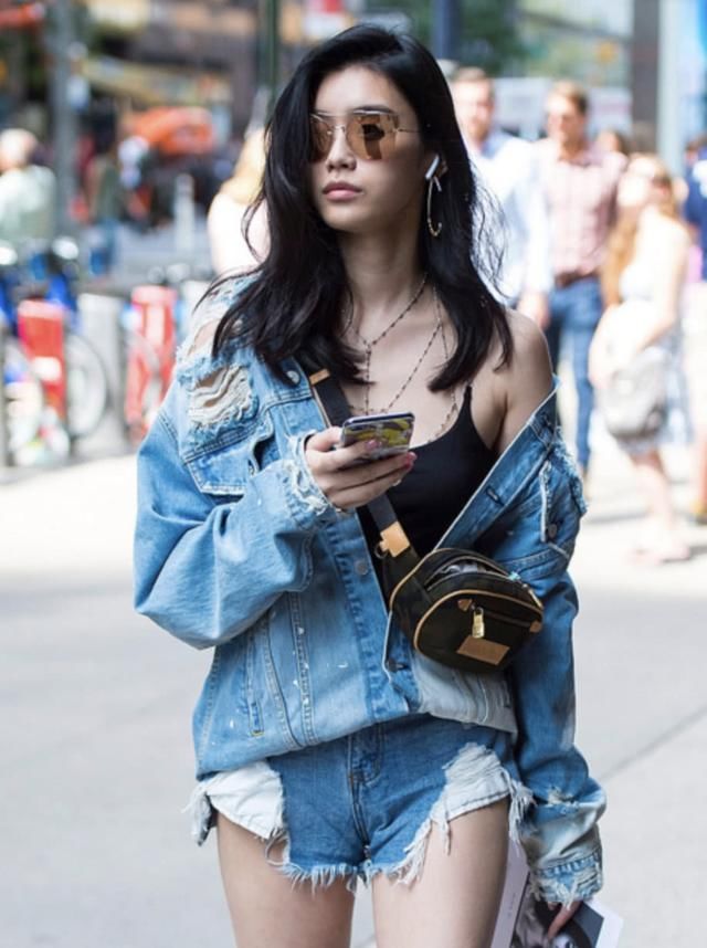 奚梦瑶穿“三角形”超短牛仔裤出街，网友:就是有点凸出来了!