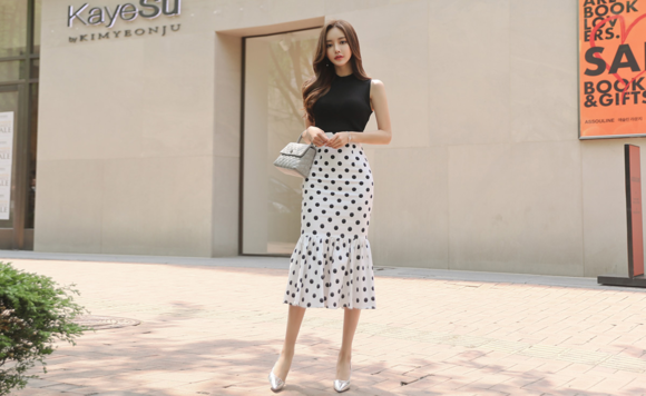 女神孙允珠，玄武岩黑磨牛奶波点无袖套裙