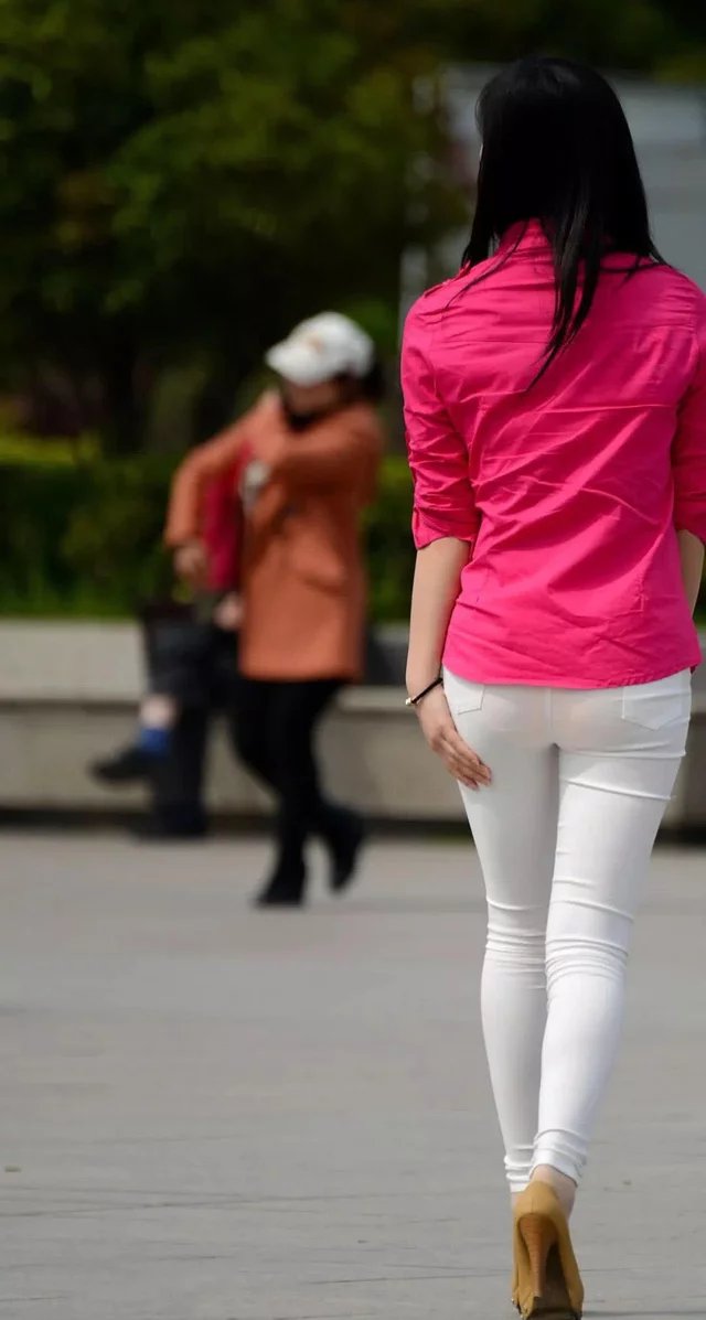 白色紧身裤配粉红色衬衫，青春妹子轻松搭配出靓丽的背影
