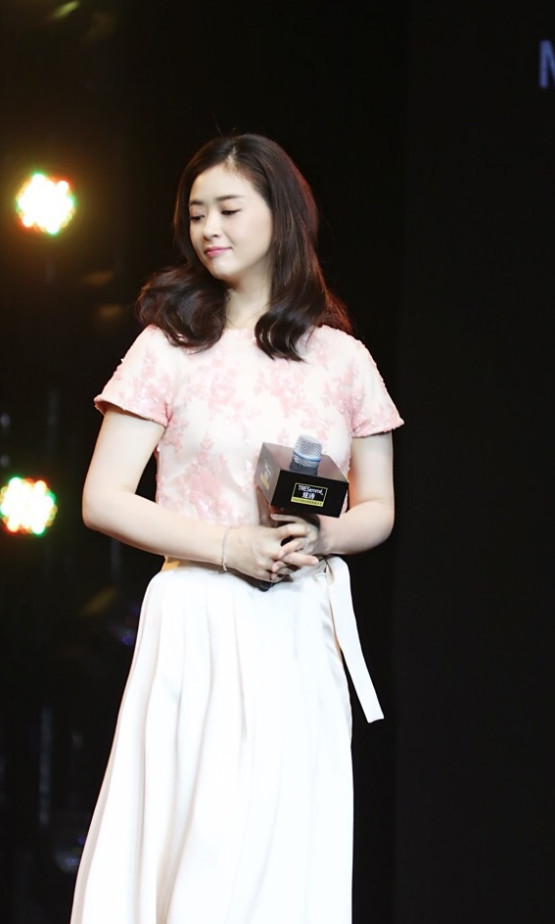 蒋欣瘦下来竟这么好看，穿白色长裤成最美“妖精”，减肥堪比整容