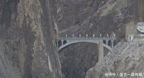 川藏公路上有座桥, 被武警24小时看守, 只因一名战士被浇筑其中