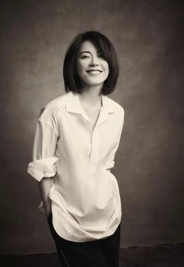 47岁俞飞鸿未婚又怎样?20岁的脸，2米8气场的衣品，活得比谁都好