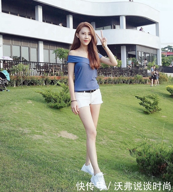 街拍:美女真的会保养身材,简单穿着就能秀出迷人腰肢,真心赞!