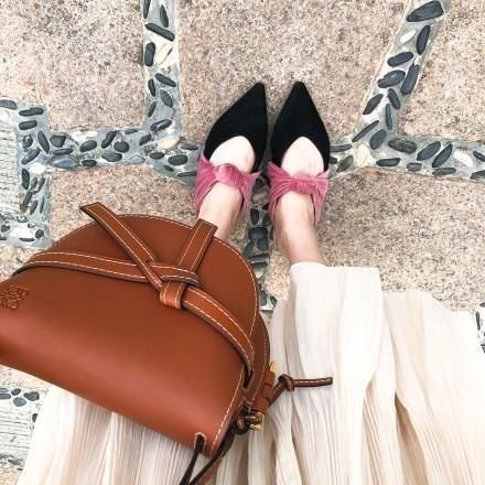 何穗这次太秀了！吊带裙下的脚丫子都“白到发光”？