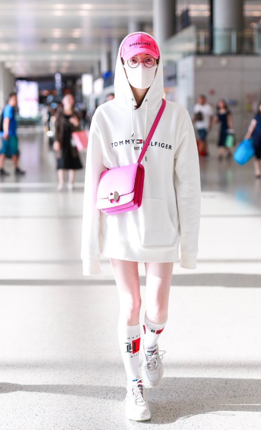 32岁的江疏影运动风现身，少女感十足，网友:真会搭配!