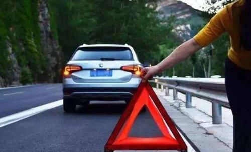  #车胎#停应急车道上换轮胎，交警直接扣6分，轮胎炸了还不够急？