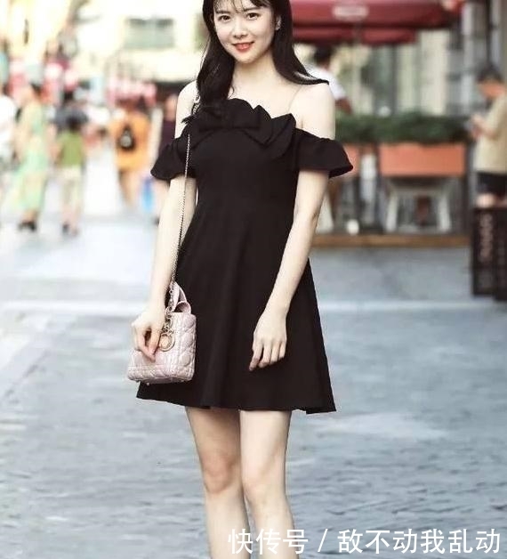  『美女』街拍：面容白皙的美女一条短裤，穿出了蝴蝶翩翩起舞的感觉