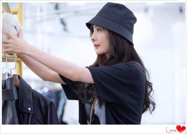 杨幂就是杨幂！牛仔裙里套皮裙居然一点都不丑，网友直呼：美炸了