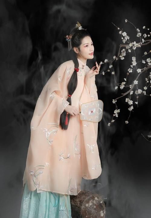  『整套衣服』全网最火“下半身”配色惊艳的汉服，普通服装都不敢这样配