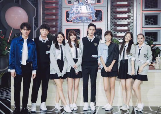 44岁徐静蕾再次惊艳众人！穿拼色衬衫配白色帆布鞋，仍是初恋模样