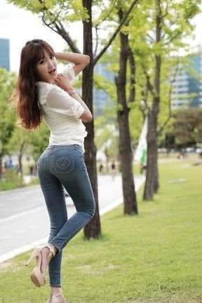 牛仔裤的穿搭,可以让你曼妙动人,秋天的时尚之选!