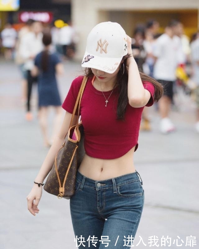  装秀：街拍：健美身材的小姐姐，穿紧身肚脐装秀A4腰，细又长令人羡慕