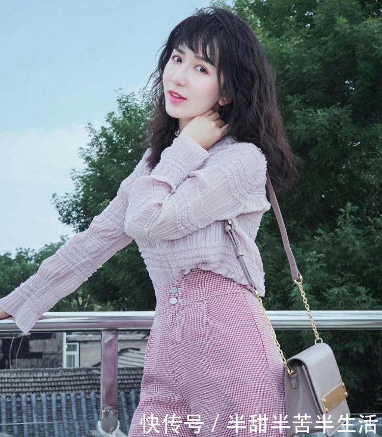 娄艺潇粉嫩装美如少女，泡面头发型居然美过杨幂迪丽热巴！