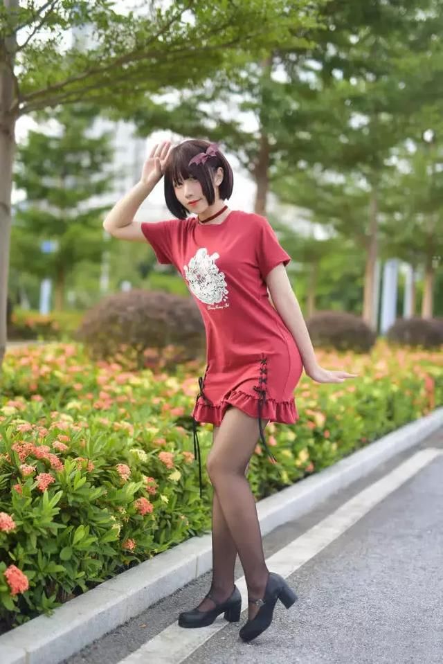 次元少女cos黑丝红色连衣裙，就喜欢这样慵懒的萌萌