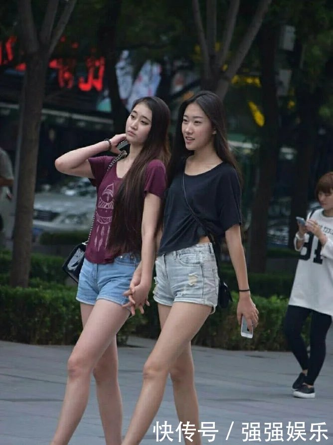 身材高挑的姐妹花街头闲逛，小热裤显逆天大长腿，性感迷人