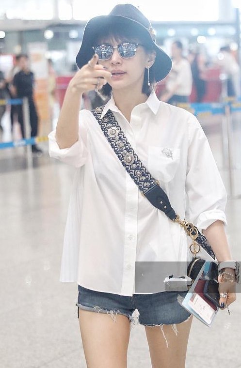 当王子文和宋茜同穿短裤秀腿，网友:这腿部的差距如此尴尬!