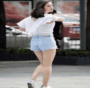 胯宽“屁股大”的女人，这2种裤子尽量少穿，不仅难看还很显胖！