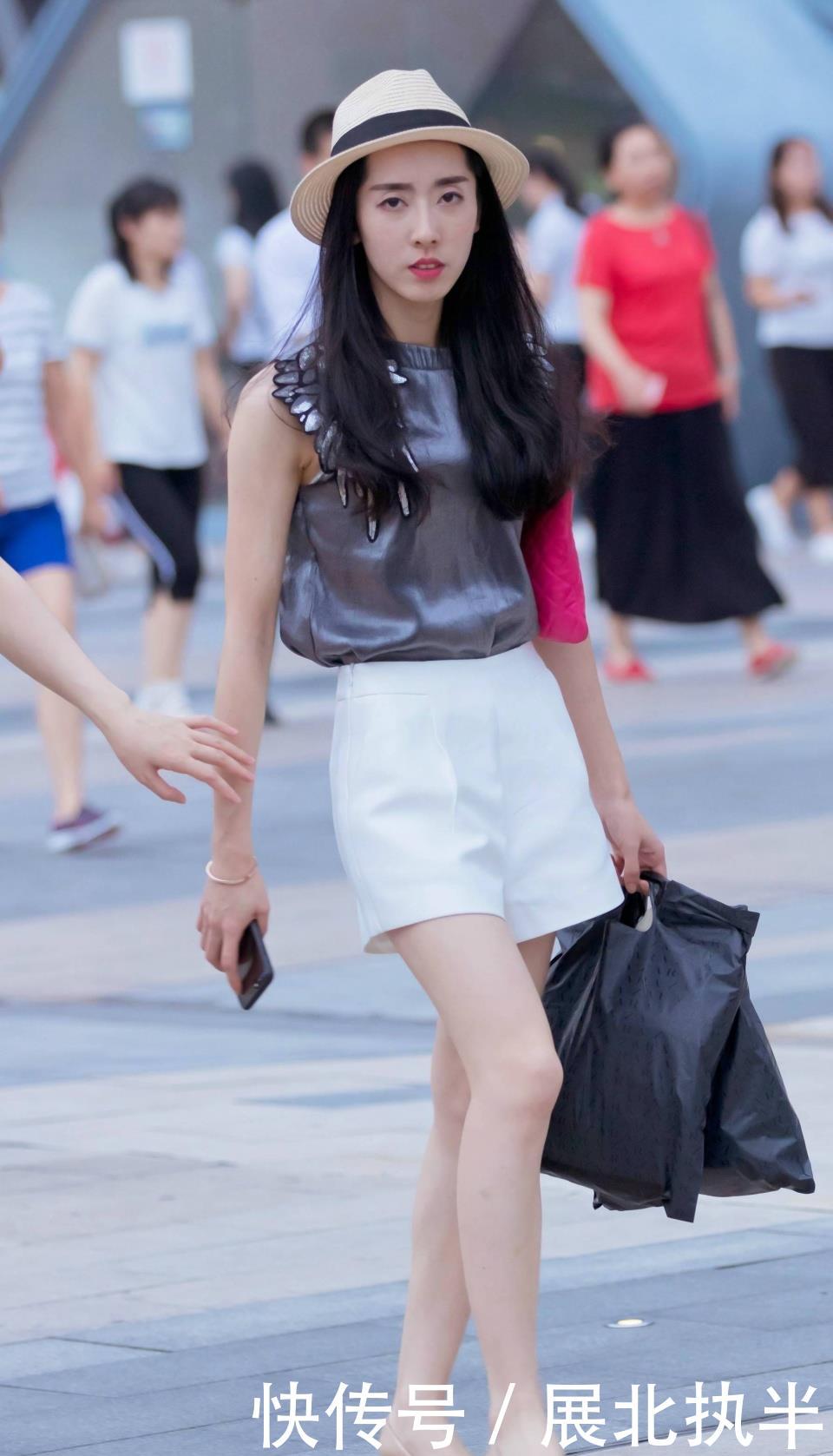 妩媚:大气又妩媚!,街拍:小姐姐微微透着一点小心机的搭配
