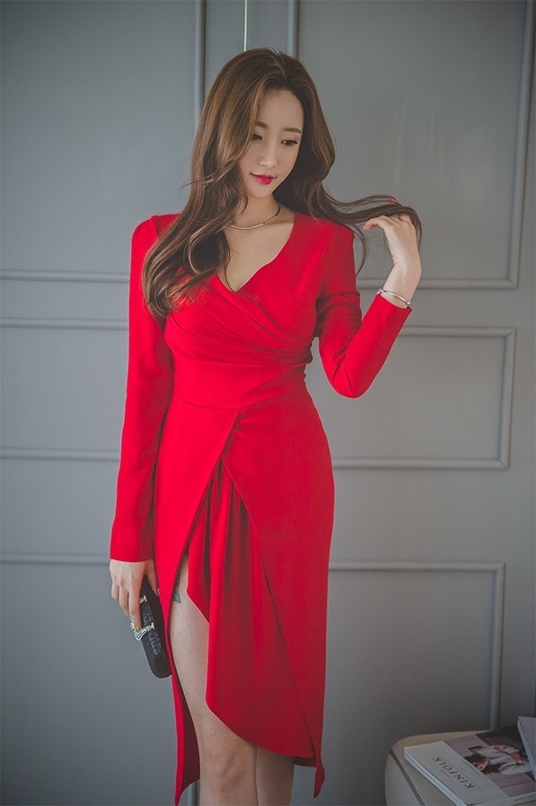 红唇美女开叉连衣裙高跟美腿前凸后翘,演绎别样风情