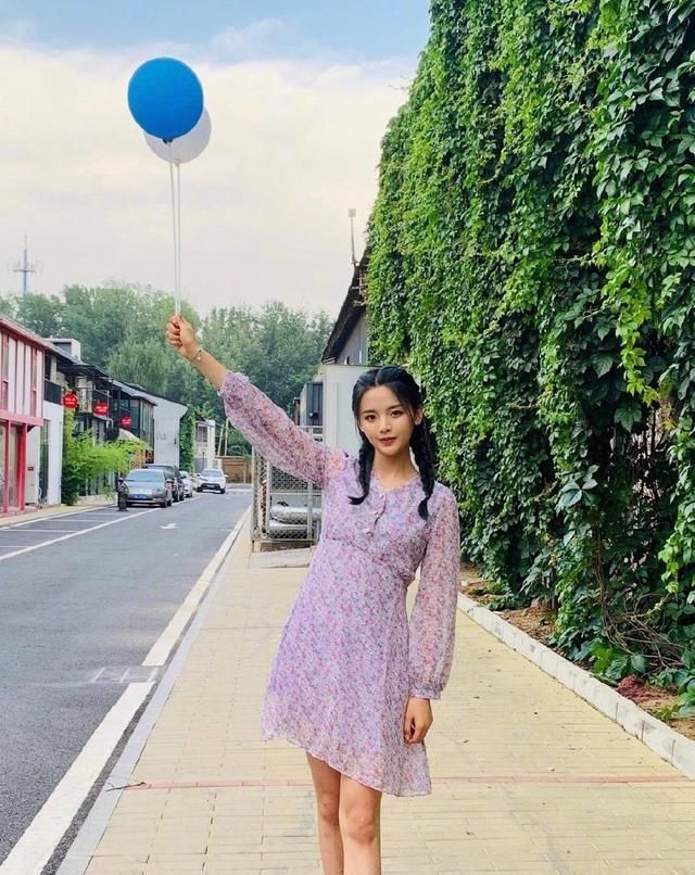  [满满的时尚]碎花绽放迷人眼 打造婀娜小蛮腰 穿出女王气质