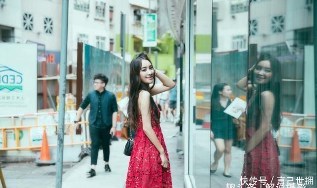  [美女]路人街拍，美女直接搭配一件超短热裤，大长腿完美呈现