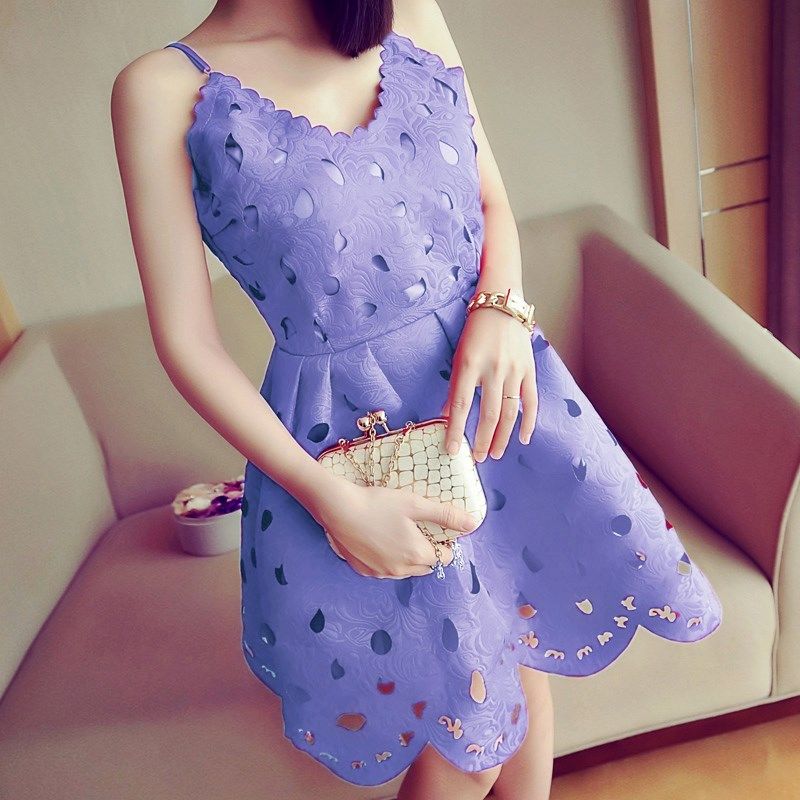 赫本裙不流行了!今秋小姐姐流行穿“镂空裙,性感时髦,年轻十岁