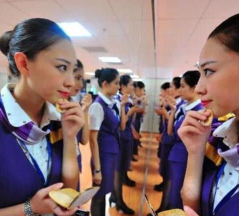 空姐误了登机时间，在登机口画妆，妆前妆后大妈与女神的区别！