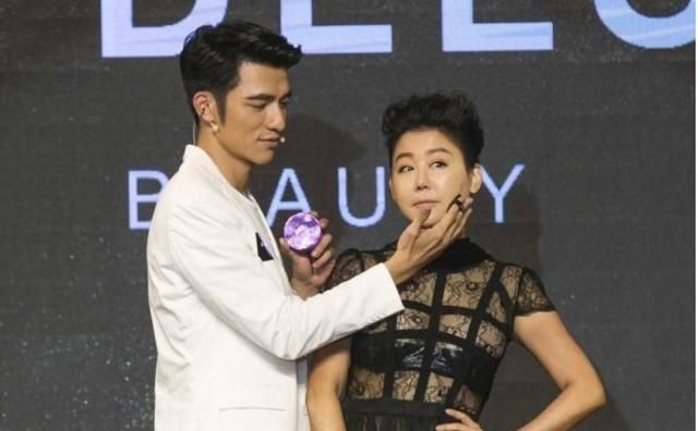 #依旧#她身价上亿,拥有8个“干儿子”,狠扇当红女星,今55岁依旧单身