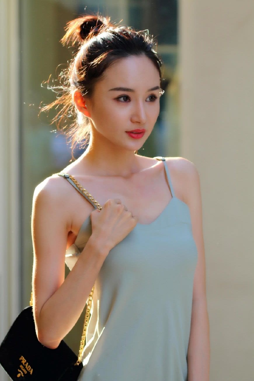 街拍：图1明艳动人，图2甜美水灵，图3两位清纯学生妹最亮眼