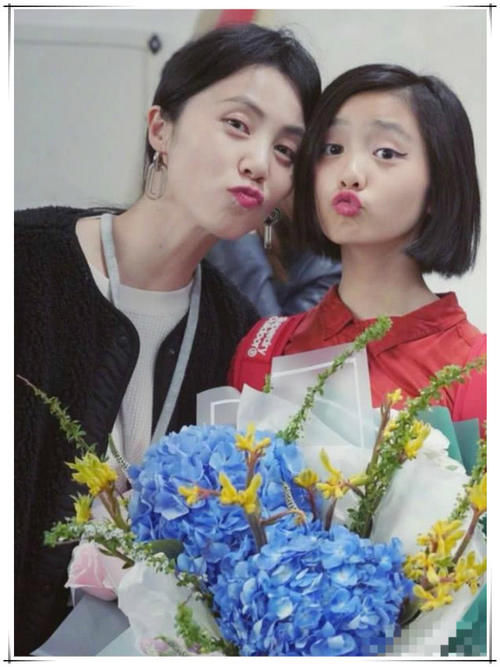  『不买账』黄磊女儿多多化妆貌美像精灵，网友却不买账：太早接触社会