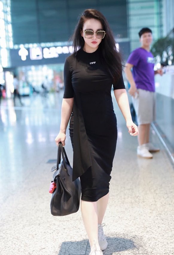 冉莹颖黑色紧身裙现身机场，举止优雅散发着女人味