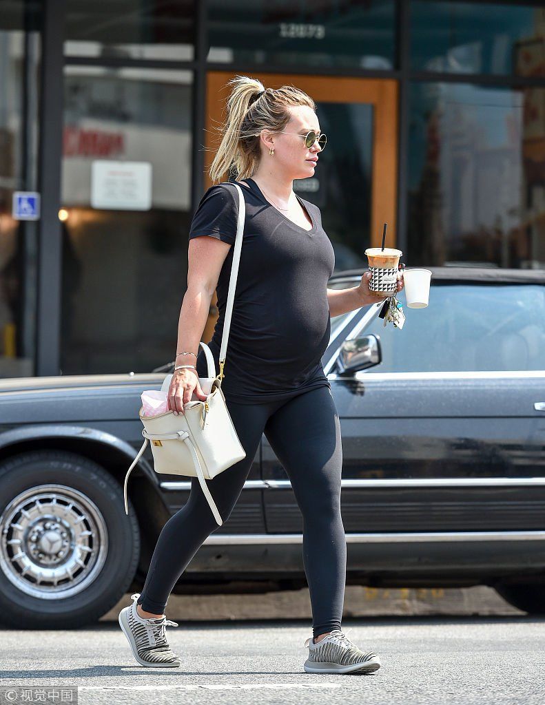 希拉里达夫素面朝天露小雀斑显可爱  挺孕肚出街全黑look扮瘦