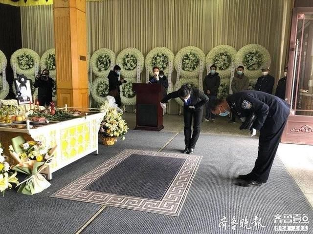  「殡仪馆」送别英雄李弦｜鞠向群、赵斌等有关负责人到殡仪馆凭吊