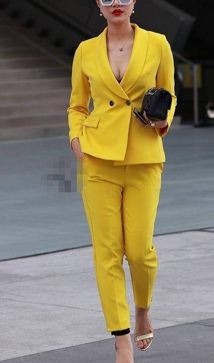 姐姐们穿衣紧身衣上街，露出富态感十足的好身材，必须点赞啊