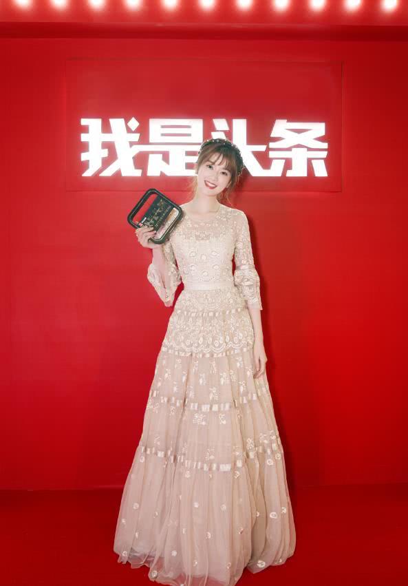 乔欣真是疯狂，竟解开了4颗扣子秀美腿，这也太厉害了！