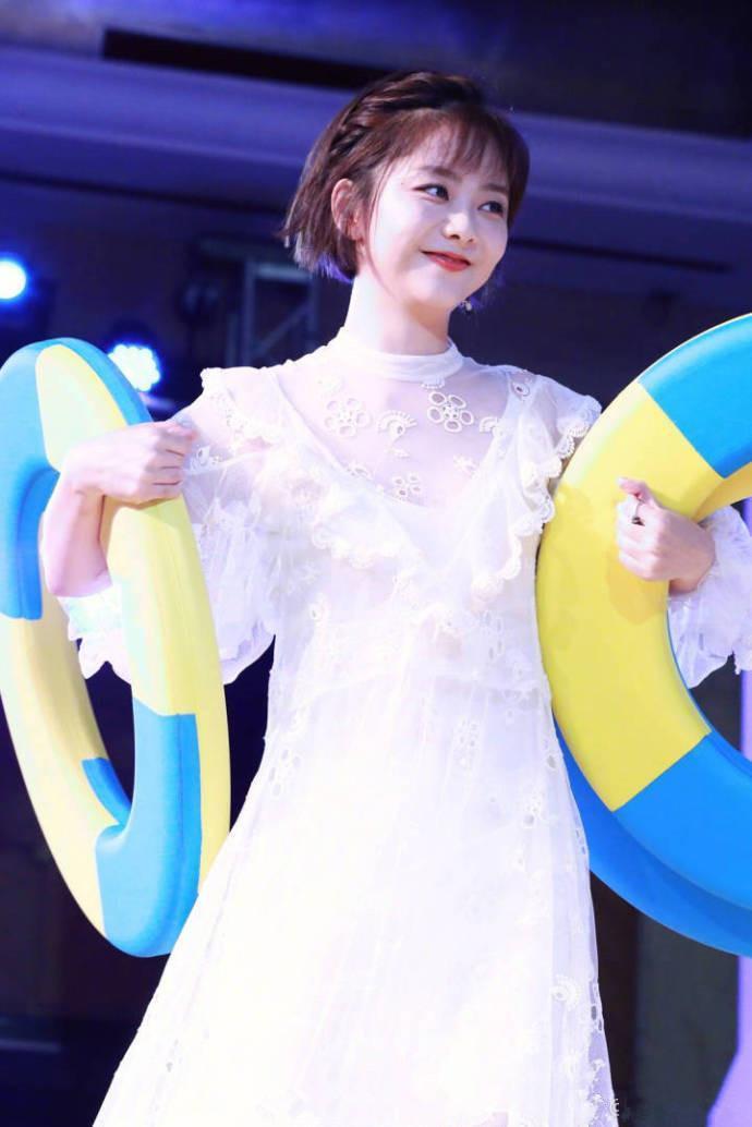 谭松韵和范冰冰撞衫，满屏尽尴尬，明明年轻8岁却输到痛心！